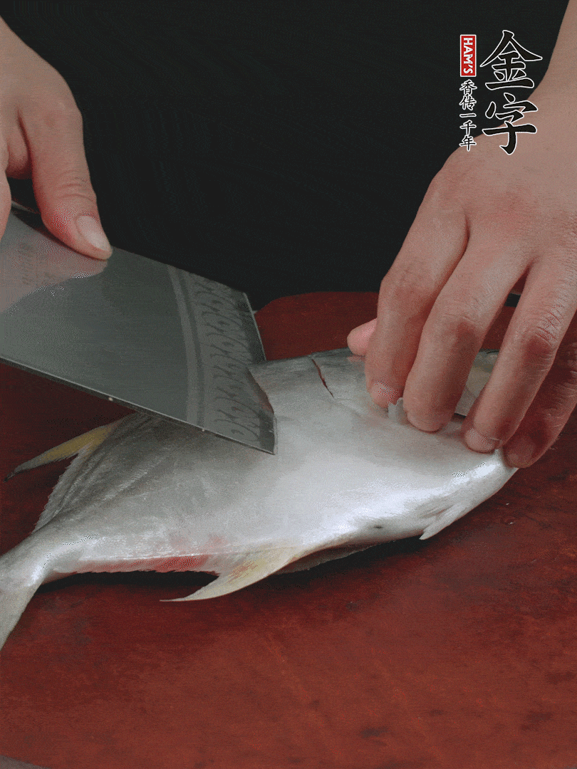 處理干凈銀鯧魚1條，表面斜刀切出花刀。