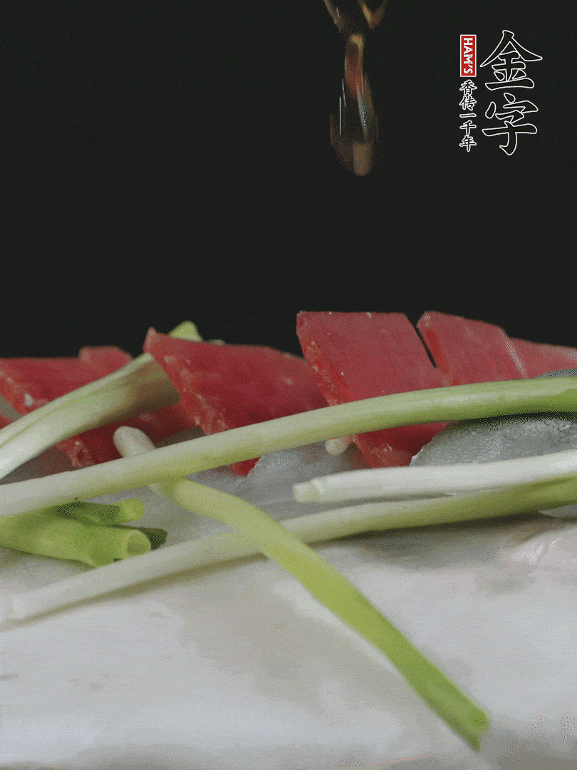 蔥白置于魚身，放適量豌豆，淋上花雕酒。