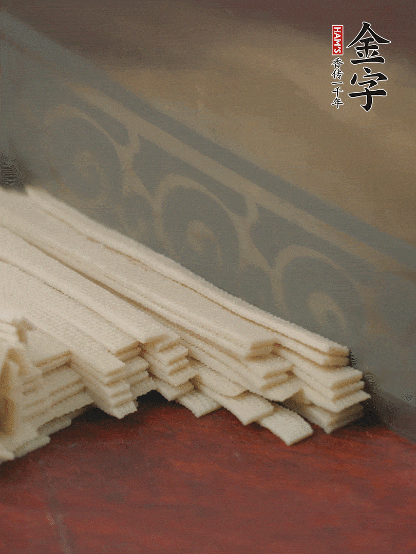 燉火腿期間，千張切細(xì)絲，白蘿卜去皮切細(xì)絲，蒜葉切細(xì)丁。
