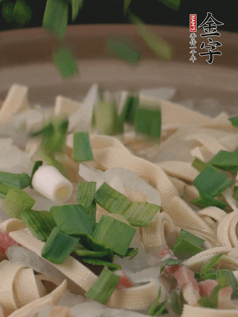 撒點(diǎn)蒜葉。