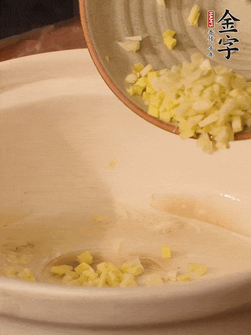 熱油下鍋，姜爆香。下冬瓜略微翻炒。