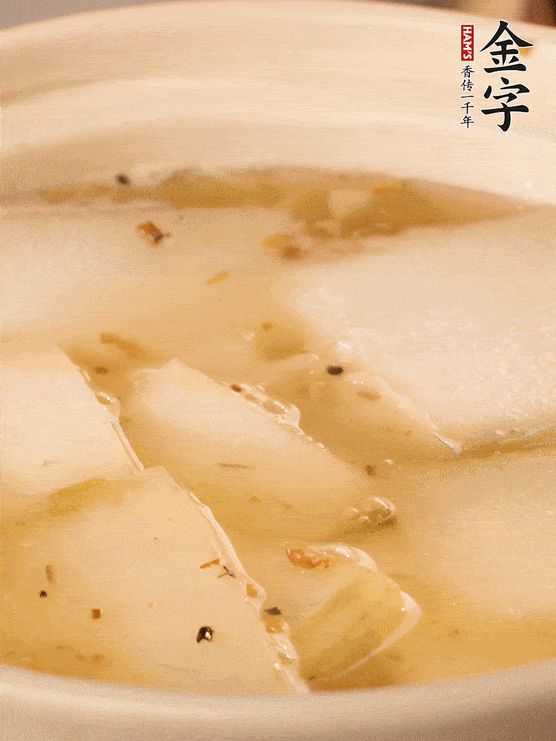 加入適量清水，再放咸肉，淋點(diǎn)黃酒添味。