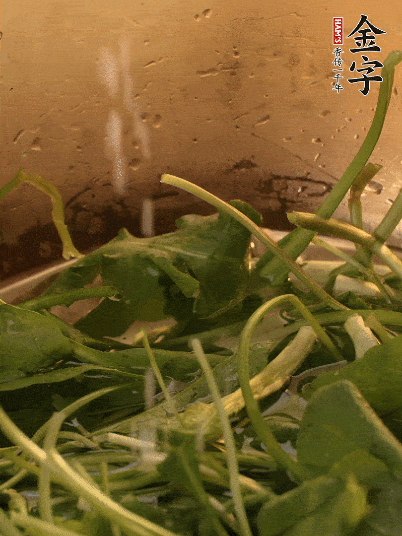 薺菜去掉根部，加小蘇打、鹽熱水沸騰燙軟。