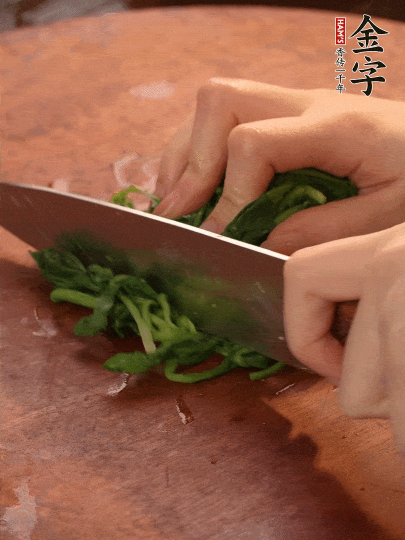 晾涼拽干水份，切碎備用。