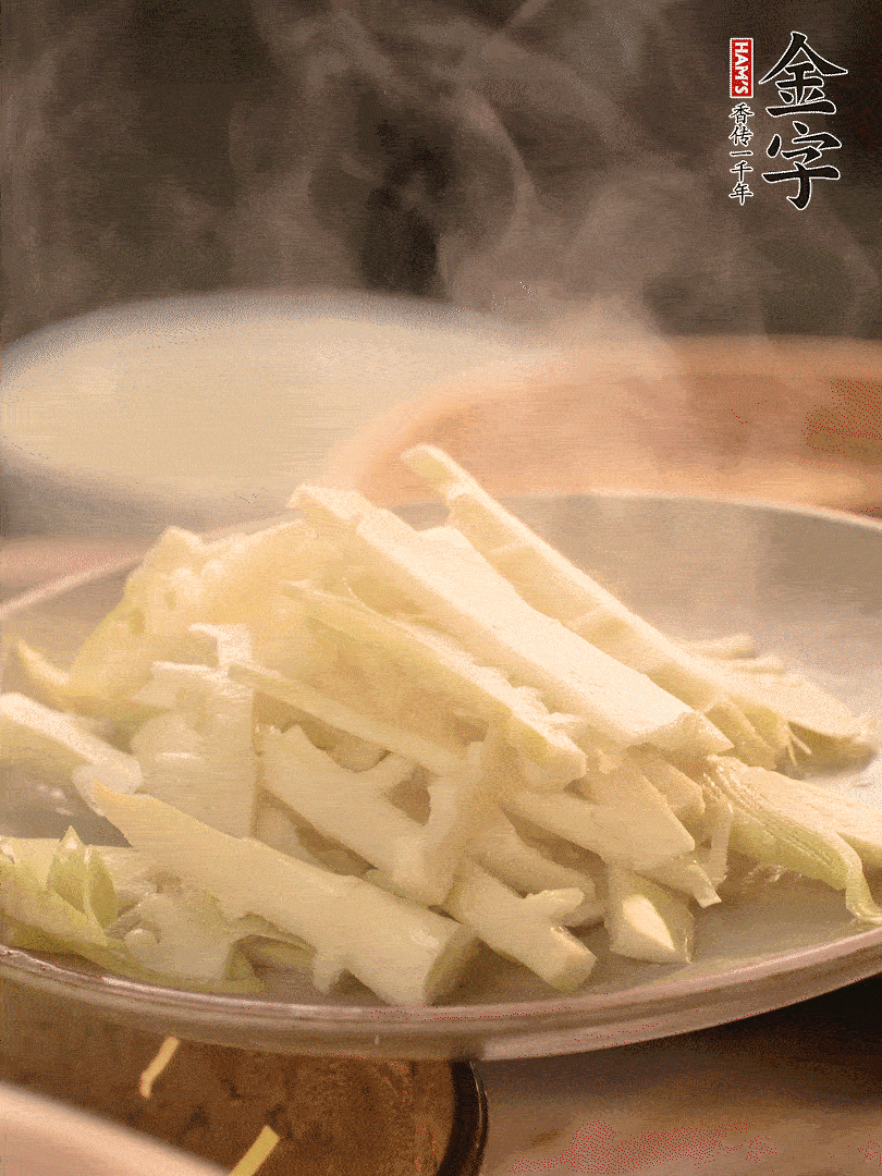 春筍切薄片，焯水去除澀味。