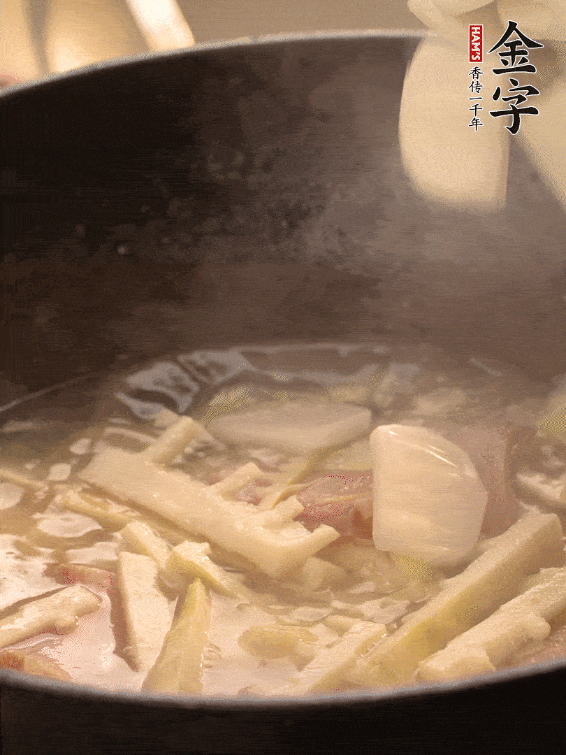 加一點(diǎn)開(kāi)水后，放年糕燜2分鐘至軟。