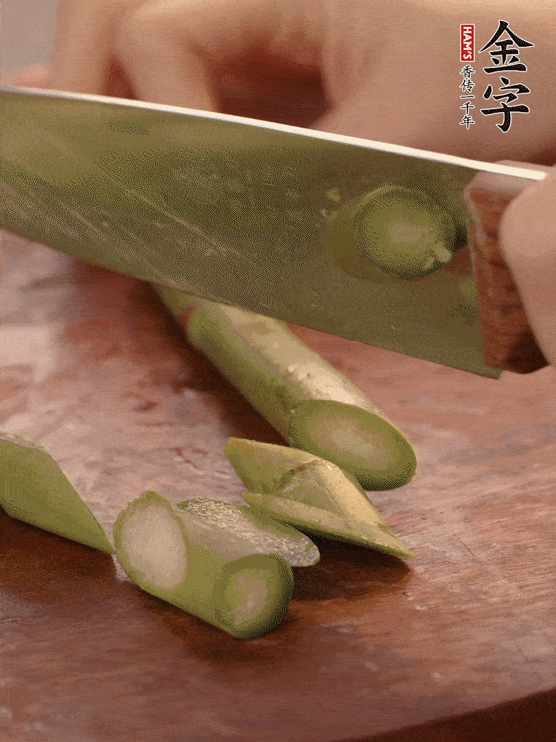 蘆筍去掉底部老的部分，斜切成段。白玉菇去掉根部，日本豆腐切成圓厚片。