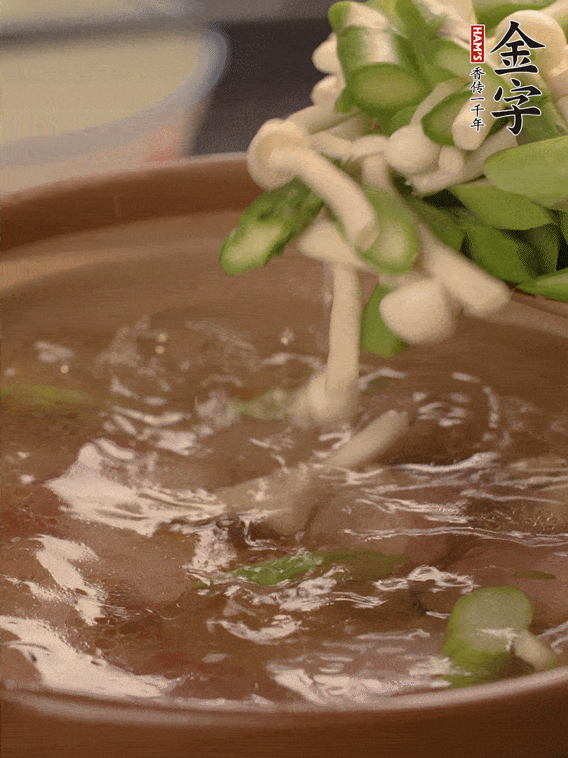 咸肉肥肉部分變透明時(shí)，加清水，放蘆筍、白玉菇大火煮開(kāi)。