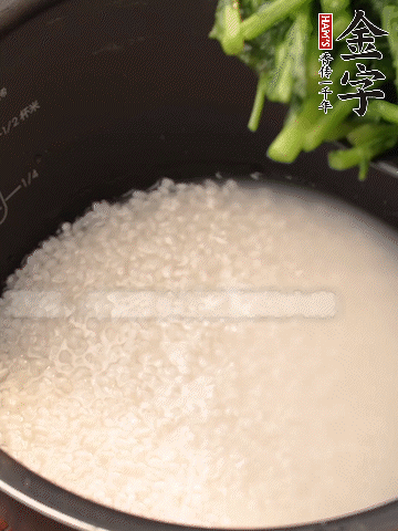 茼蒿、香腸放入浸泡好的大米，水沒過大米半指煮熟。