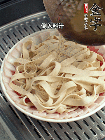 將料汁倒入食材中，改上保鮮膜蒸半小時(shí)。