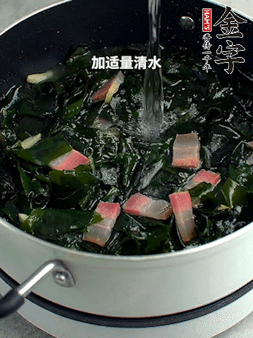 放入泡發(fā)好的裙帶菜翻炒一下，加適量清水燉煮。