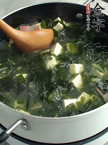 煮到沸騰后，再放入豆腐蓋蓋子煮3分鐘。
