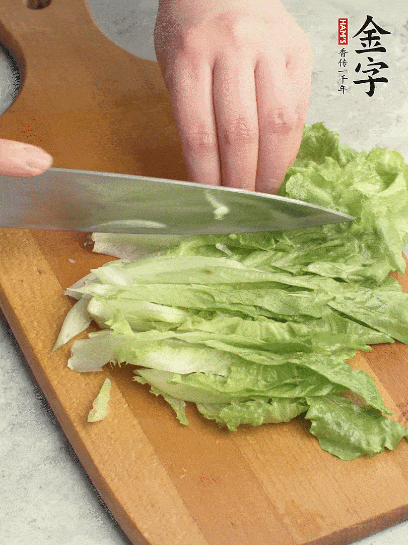 胡蘿卜、生菜、黃瓜切絲。