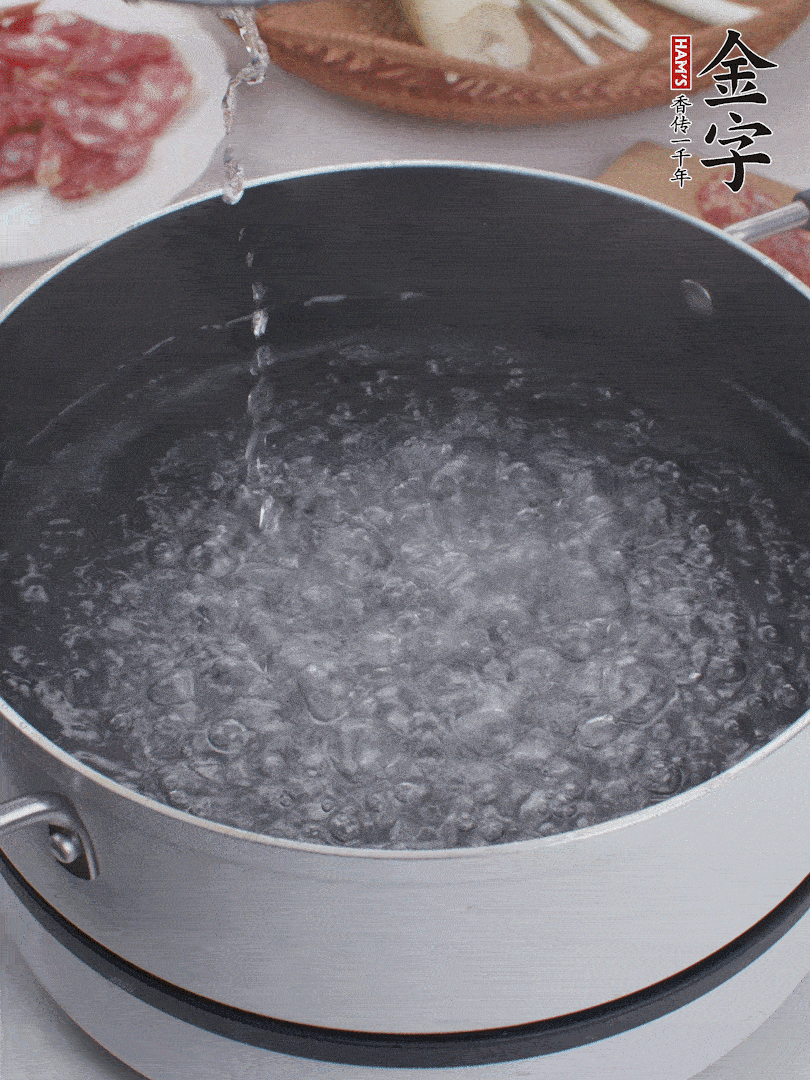 春筍去殼切片，焯水3分鐘。