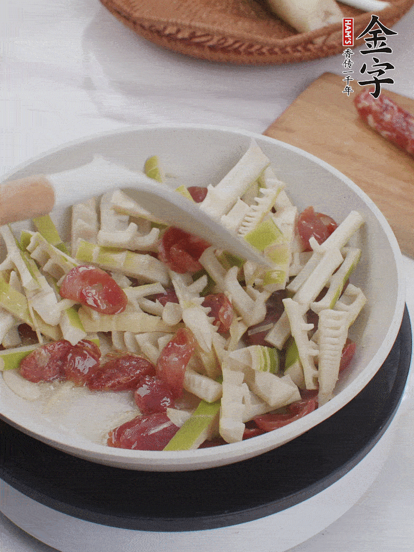 下春筍翻炒均勻，一小撮鹽調(diào)味。