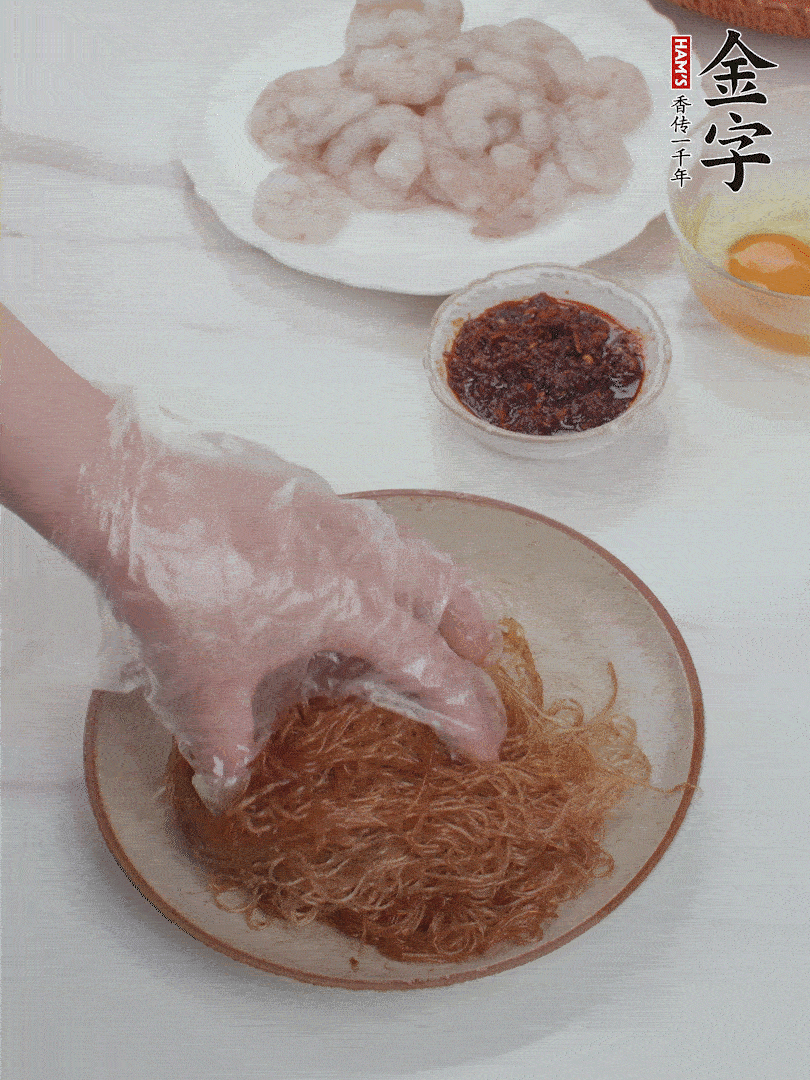 粉絲泡軟后，入沸水煮10秒，撈出后加1/2勺老抽、1/2勺食用油挑松。