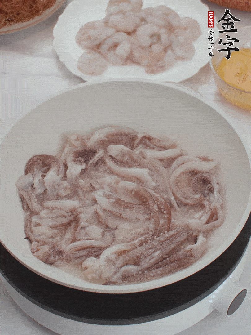 蝦仁、魷魚(yú)滑油，蛋液炒制半熟。