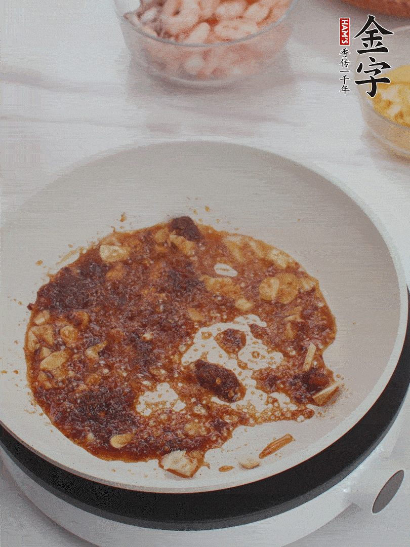 冷鍋熱油，1大勺金字火腿XO醬、蒜末炒香，倒粉絲一起炒。