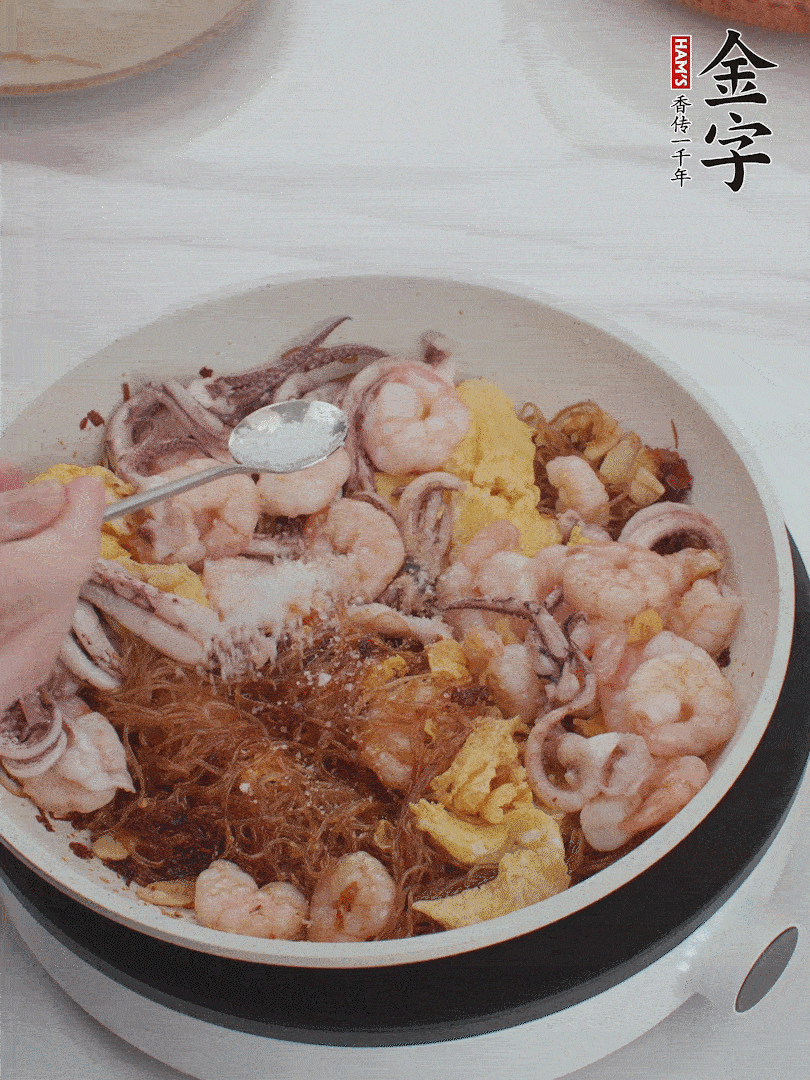 加雞蛋，蝦仁，魷魚(yú)混合。
