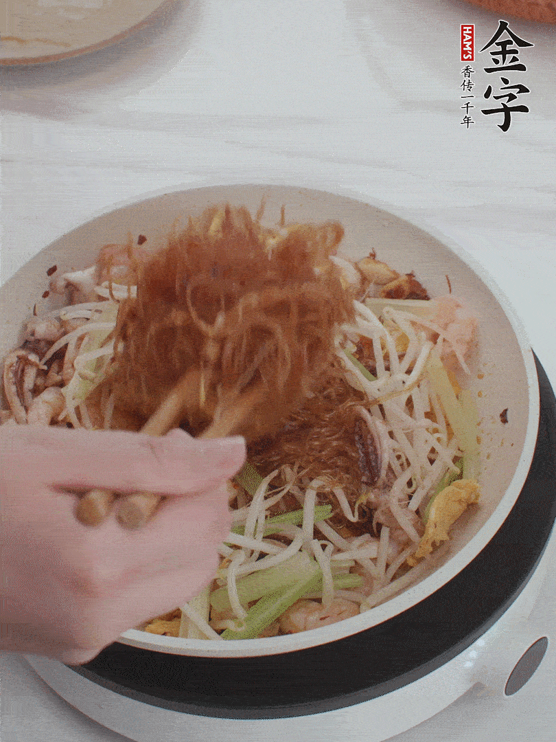 放焯好水的香芹、豆芽翻炒挑松。