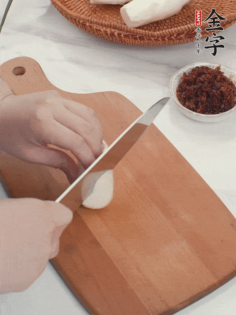 茭白剝殼，洗凈后切滾刀塊。