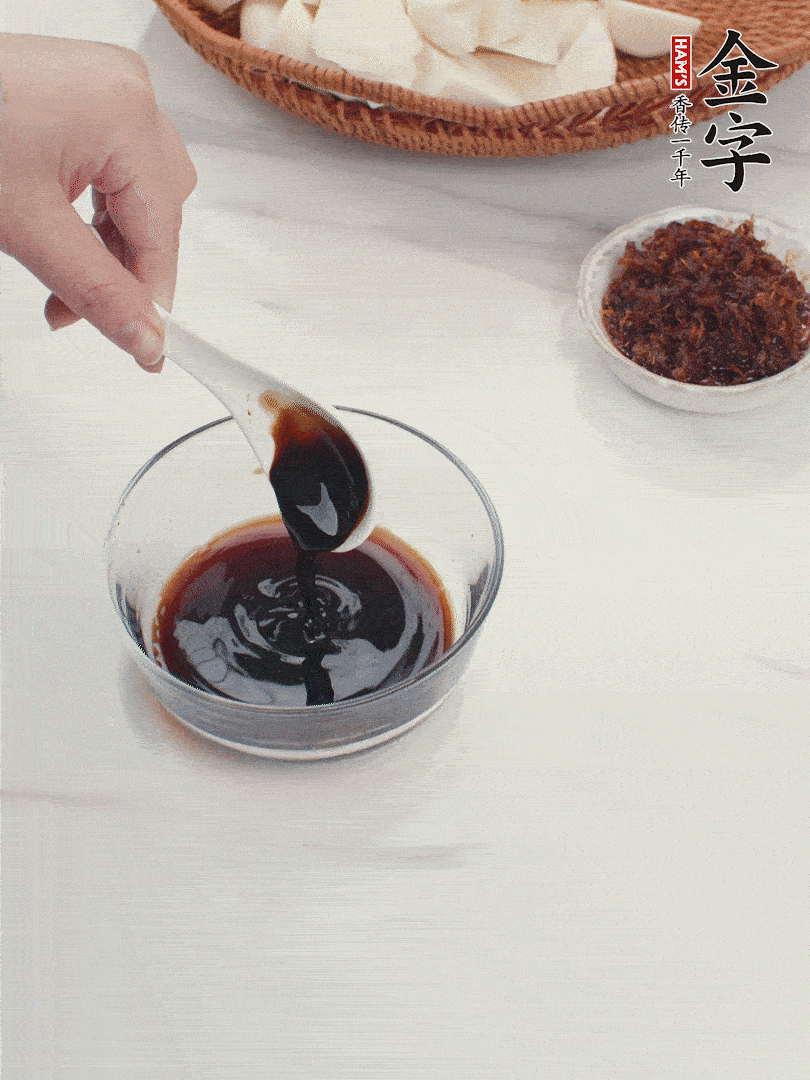 將生抽、老抽、黃酒和白砂糖在小碗里調(diào)成味汁。