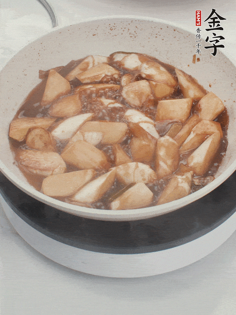 待茭白煸到微微發(fā)黃加入調(diào)好的味汁翻炒。加一小碗清水蓋蓋子燜3-4分鐘。