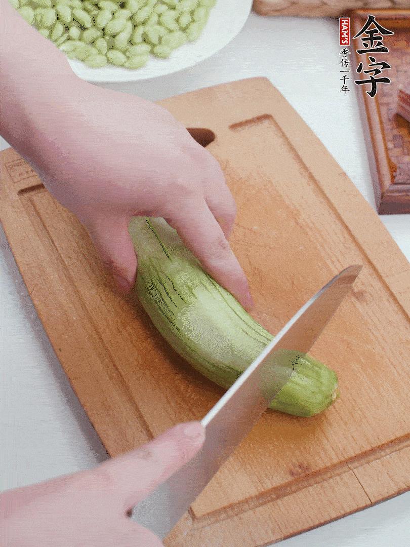 絲瓜去掉外皮，去掉兩端，切成滾刀塊。