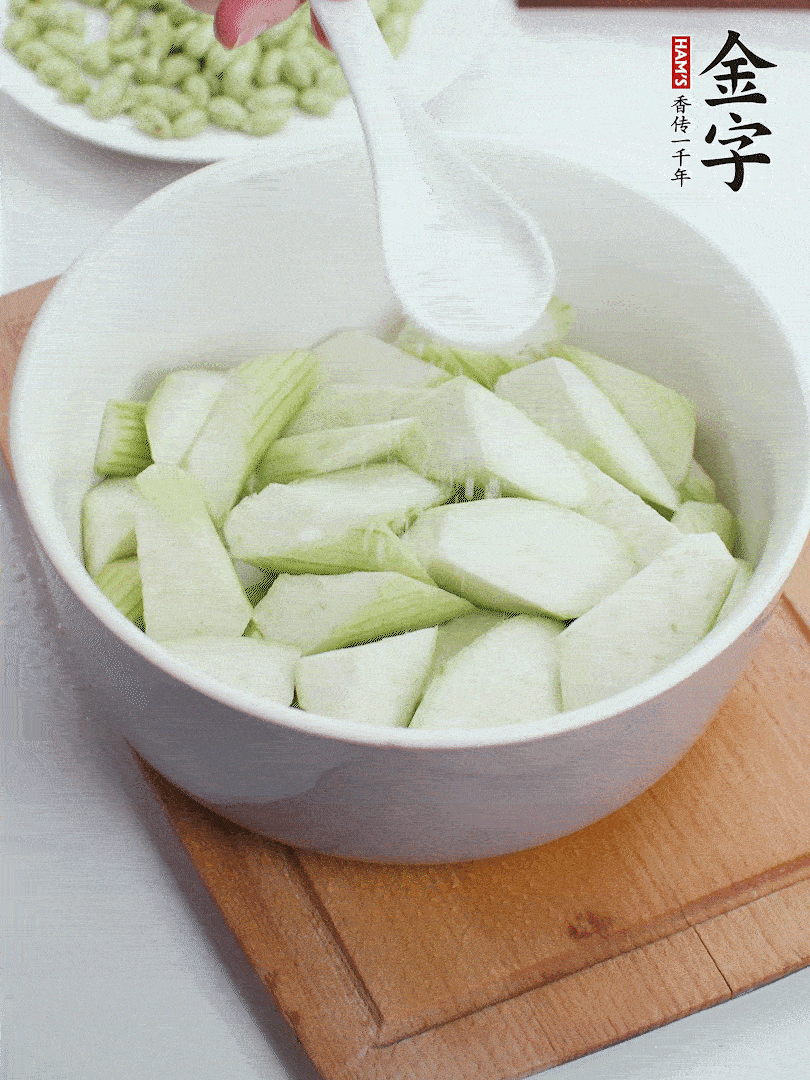 水中加1勺鹽浸泡，防止變黑。