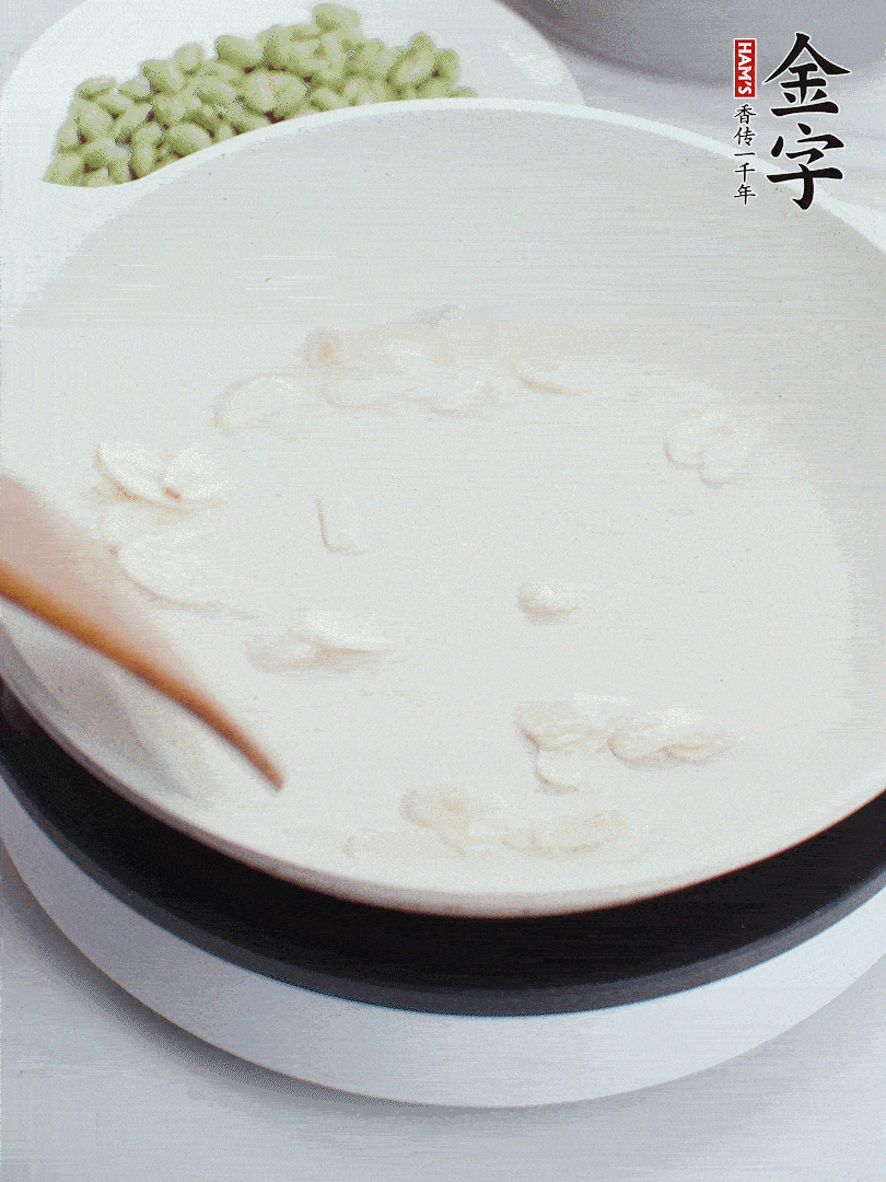 金字淡咸肉煮15分鐘，撈出切片。油5成熱時(shí)，蒜末、咸肉爆香。