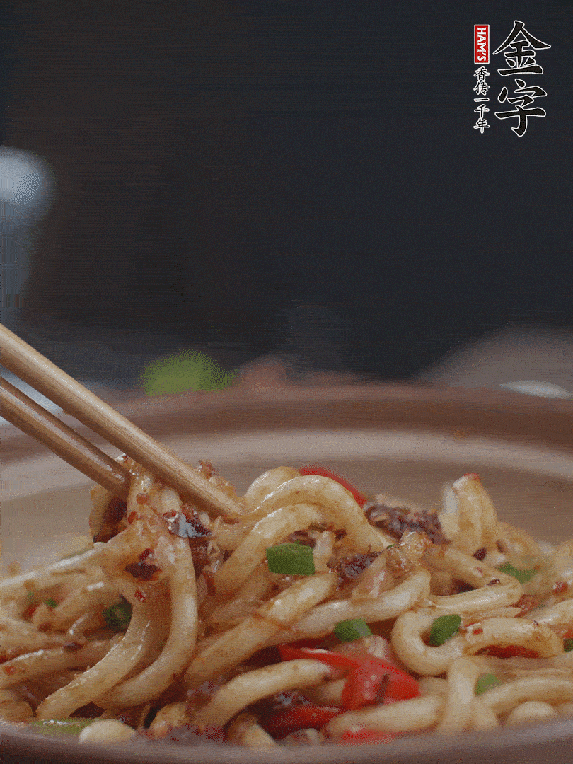 一小撮鹽調(diào)味。最后可以點(diǎn)綴香蔥段。