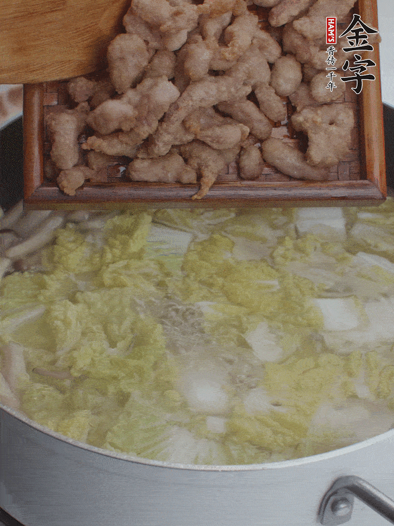 水開后煮10分鐘，下娃娃菜、小酥肉煮3分鐘。