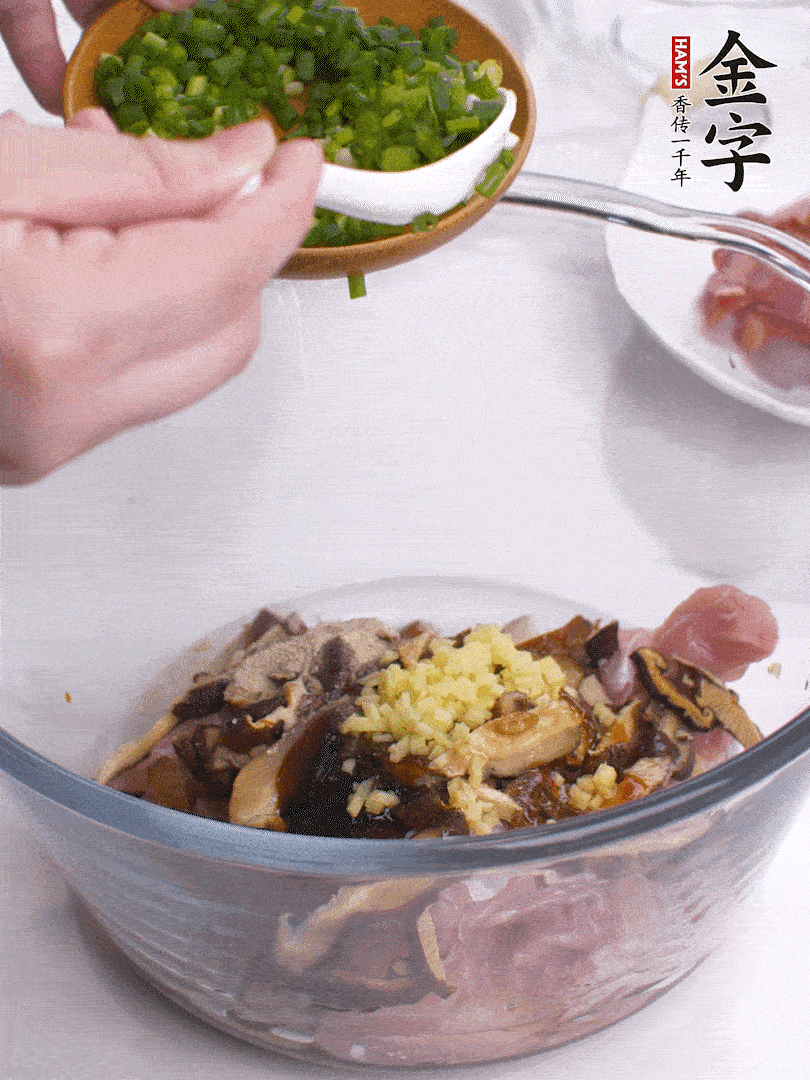 雞肉、香菇混合，加清水1/3杯、料酒1勺、蠔油1勺、鹽1勺、糖1/4勺、白胡椒1/4勺、食用油1勺、香油1/4勺、姜末、蔥花，攪拌均勻腌制2小時。