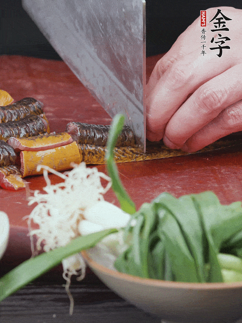 黃鱔去內(nèi)臟洗凈，切花刀斬段。沸水下鍋，加黃酒焯水去血沫。
