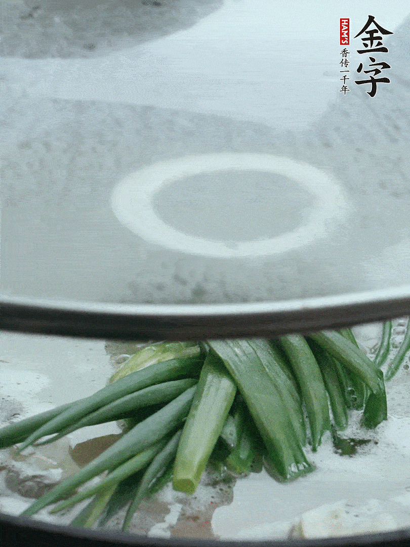 加蔥結(jié)去腥，大火開后中火燒20分鐘。