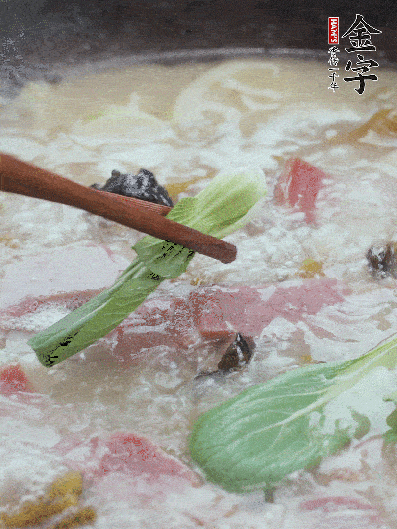 撈出蔥結(jié)，小菜心點(diǎn)綴。