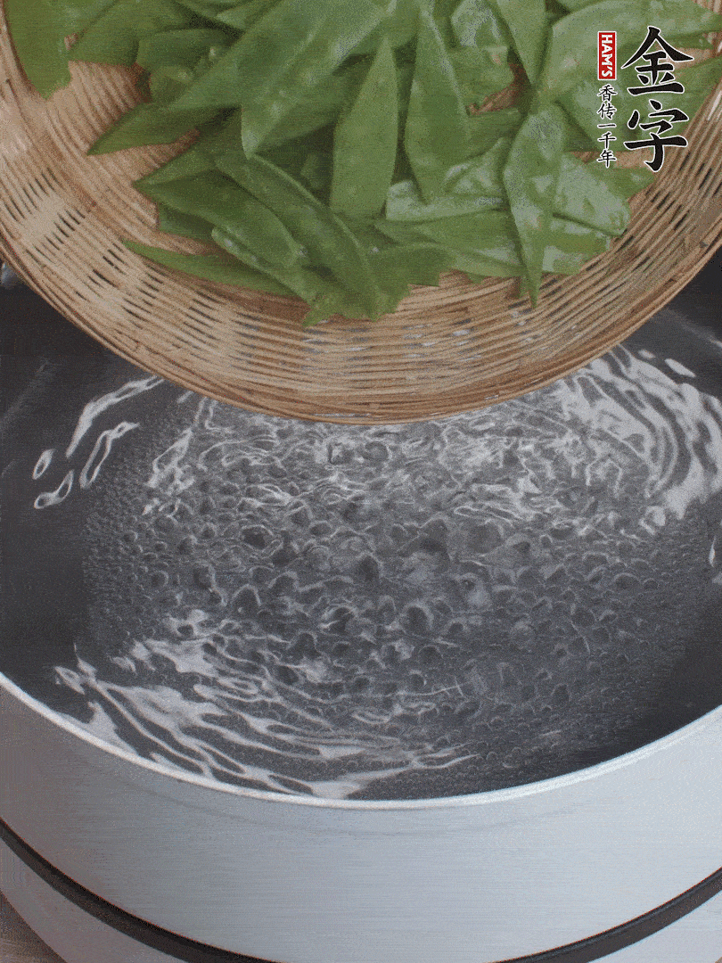 甜豆莢撕掉老筋，斜切兩半，焯水1分鐘。
