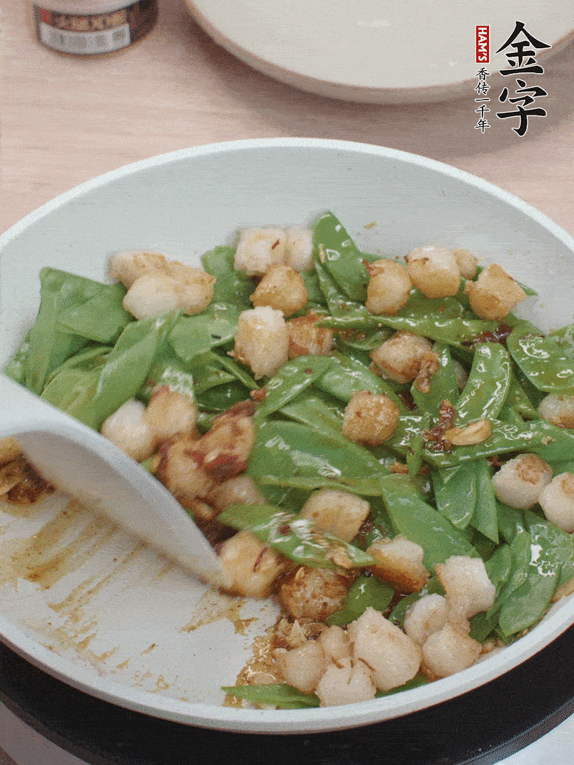 下甜豆莢、鮮貝輕輕翻炒均勻。
