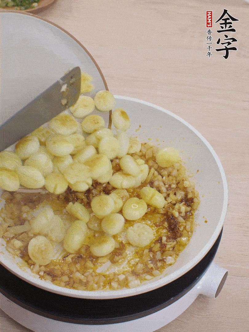 下小土豆翻炒均勻。