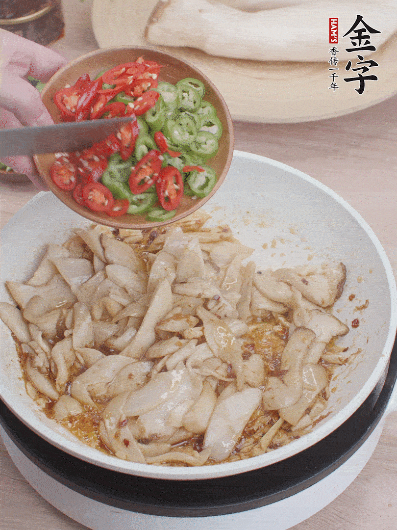 下杏鮑菇、青紅辣椒炒出香味。
