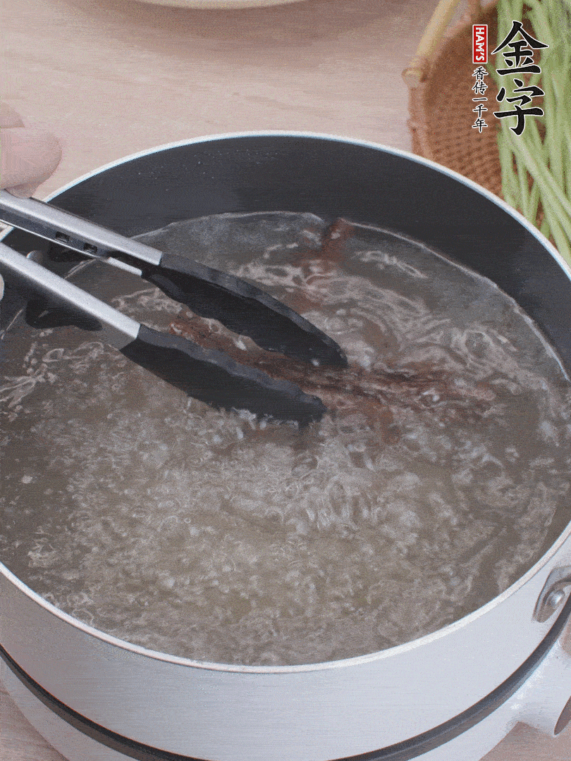 金字醬油肉下鍋煮10分鐘，切薄片。