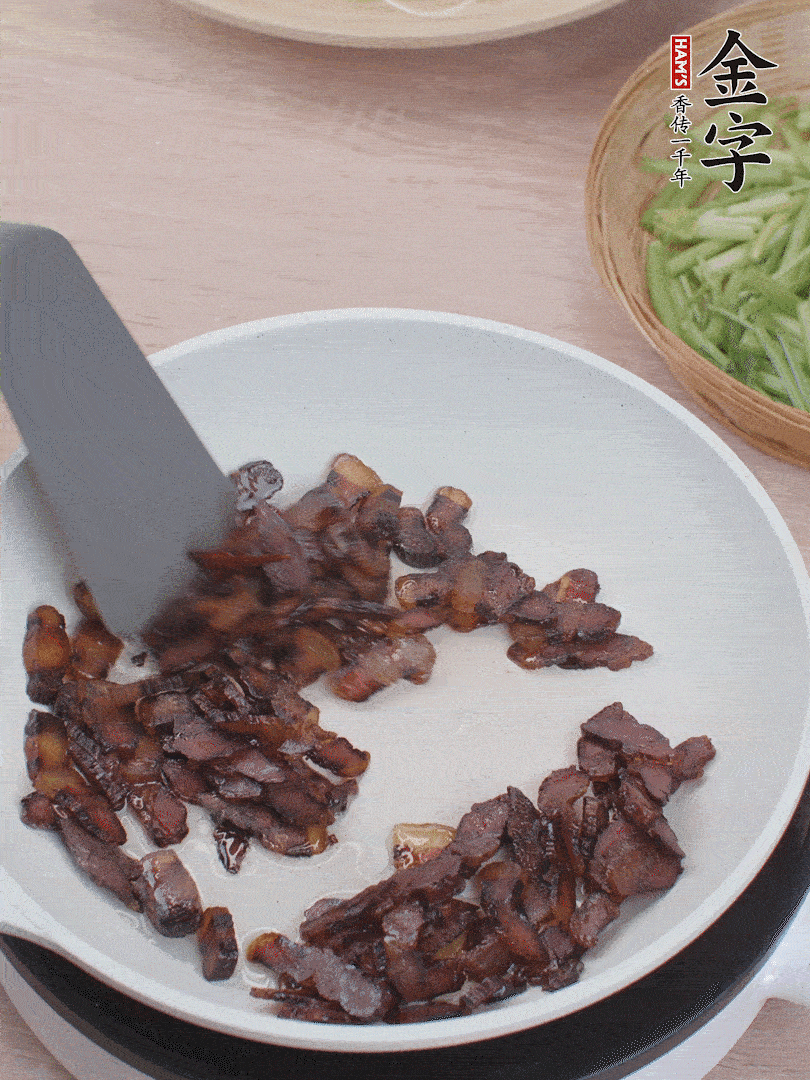 起鍋熱油，煸香醬油肉。