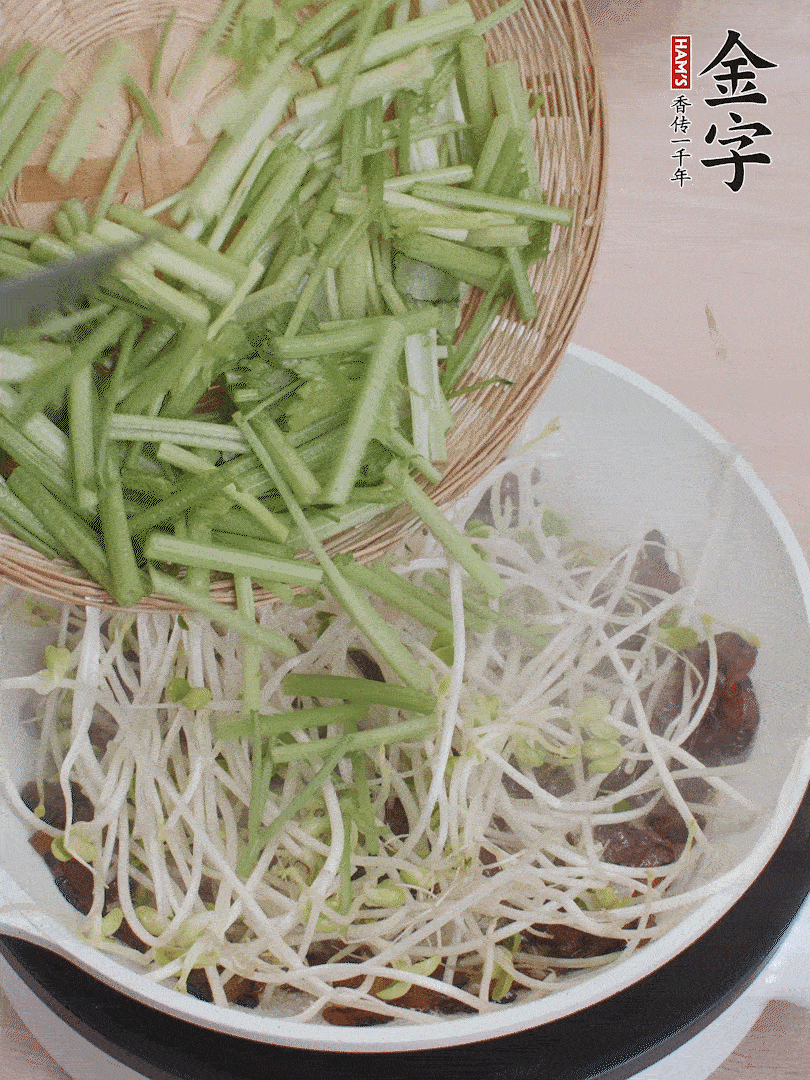下豆芽、香芹翻炒均勻。