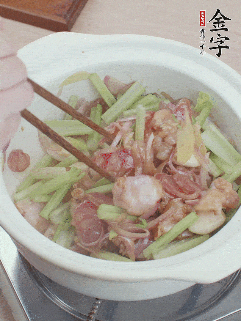 下牛蛙、芹菜、香腸翻炒。