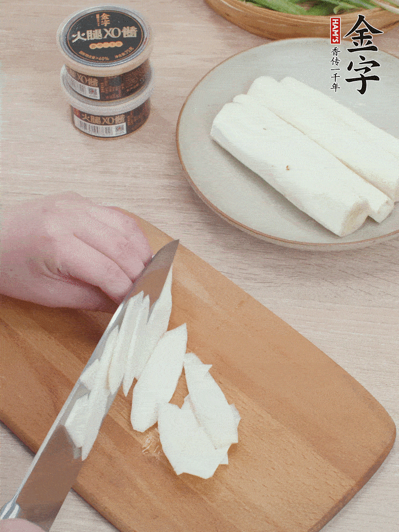 鐵棍山藥去皮，斜刀切片。