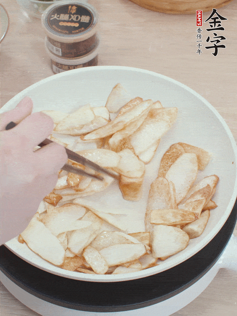 鍋中熱油，山藥煎至兩面金黃。
