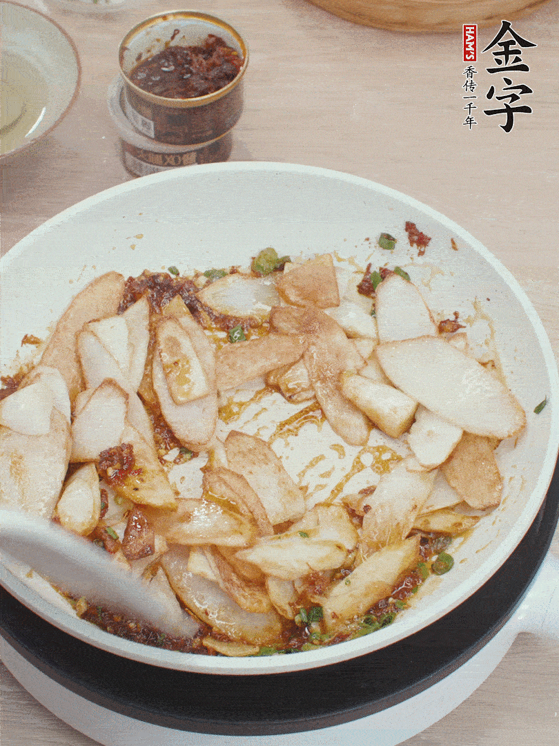 下山藥炒勻，撒蔥花。