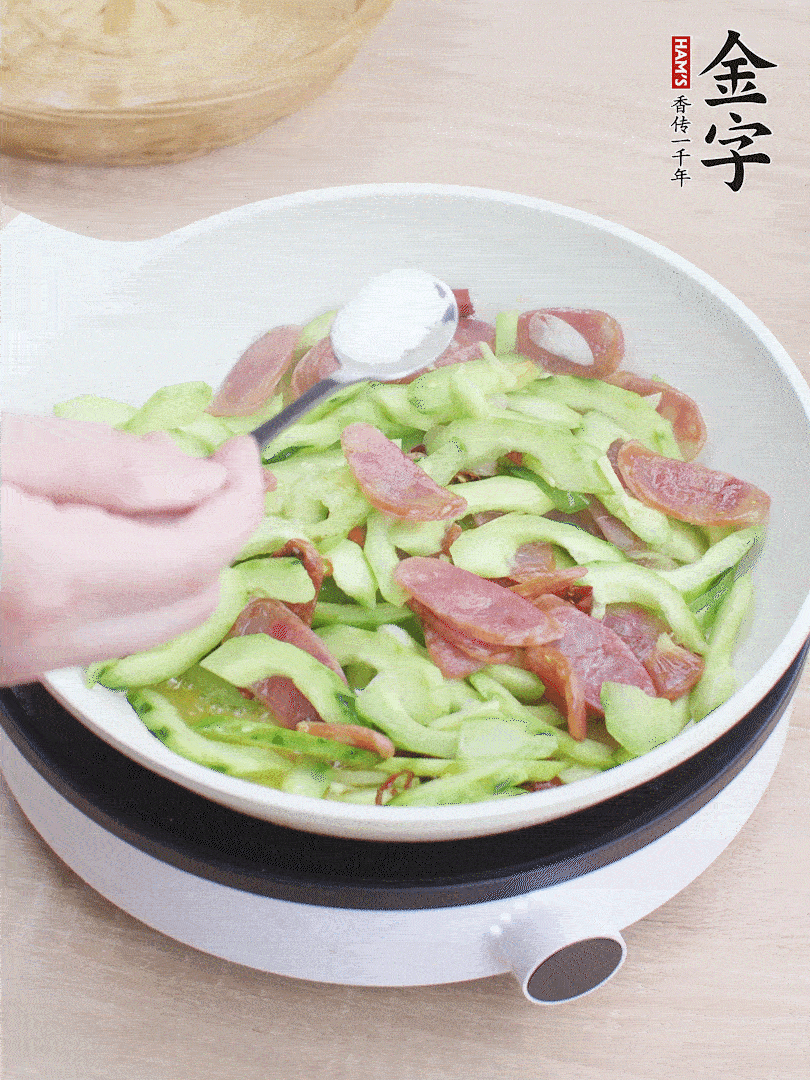 淋點(diǎn)開水，半勺白糖、1勺生抽調(diào)味。