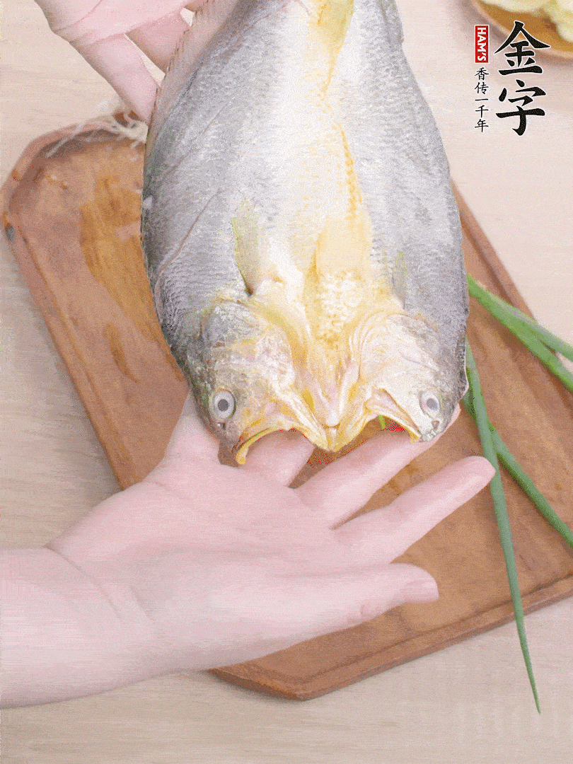 黃魚背部開刀，洗凈切花刀。適量鹽涂抹魚身兩面。