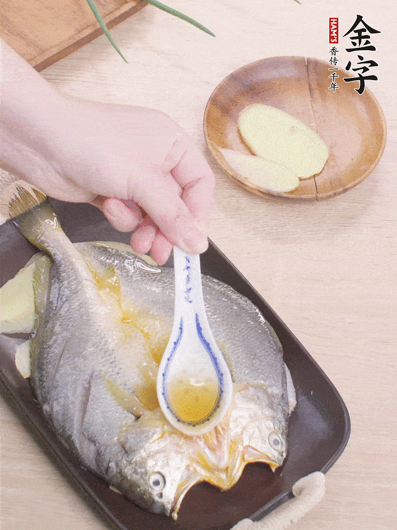 盤底鋪姜片，放黃魚，淋2勺料酒。